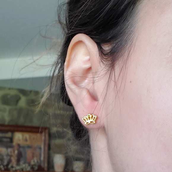 NWOT Gold Lotus Flower Studs - Picture 3 of 8